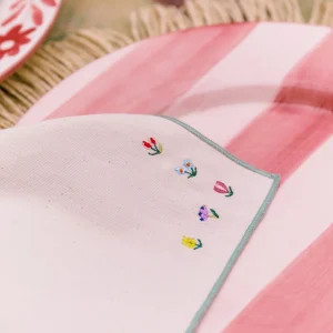 Roupa de mesa Nazaré cru, em algodão, com flores bordadas